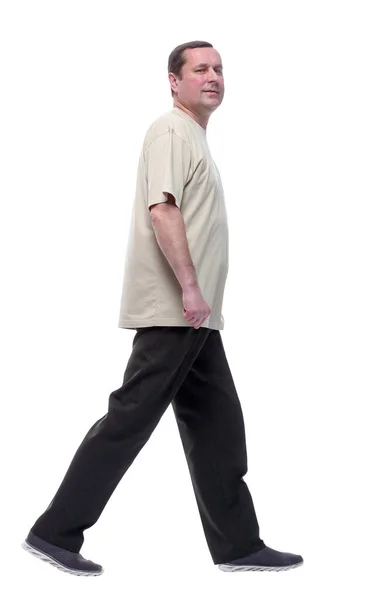 完全成长中 穿着轻便T恤衫大步向前走的男人 — 图库照片