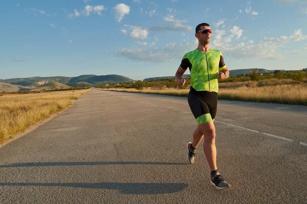 Sabah antrenmanında koşan triatlon atleti