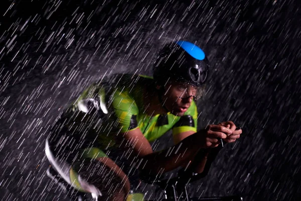 Triathlon Idrottare Rida Cykel Snabbt Regnig Natt — Stockfoto