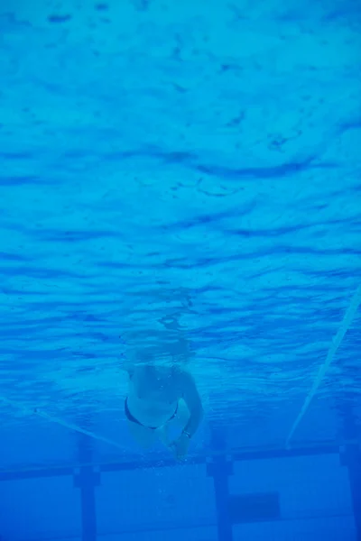スイミングプール水中の景色 — ストック写真