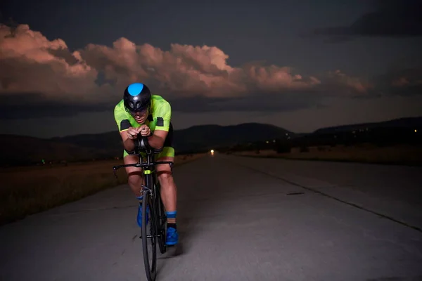 Триатлон Атлет Езда Велосипеде Быстро Ночью — стоковое фото