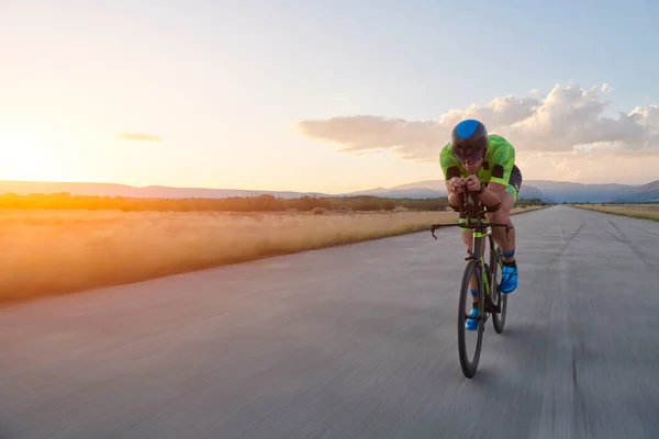 Triatlon Atleet Rijden Een Fiets — Stockfoto