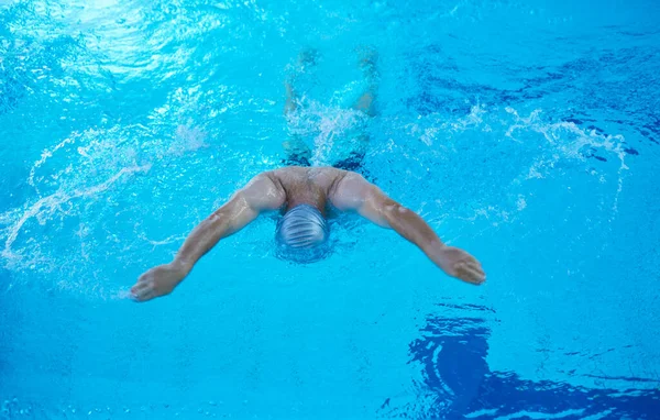 Kapalı yüzme havuzunda yüzücü egzersizi