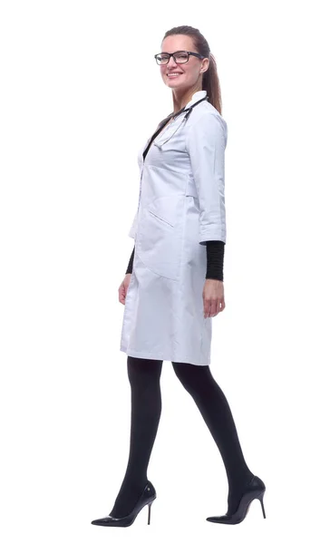 Vista Lateral Sonriente Médico Femenino Caminando Con Confianza Hacia Adelante — Foto de Stock