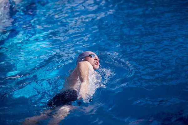 Kapalı Yüzme Havuzunda Yüzücü Egzersizi — Stok fotoğraf