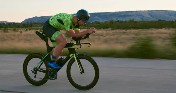 Triatlon Atleet Rijden Een Fiets — Stockfoto