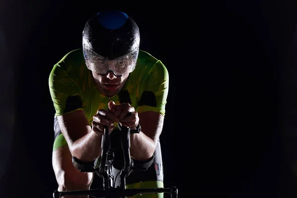 Triathlon Atleta Sella Alla Bici Veloce Notte — Foto Stock