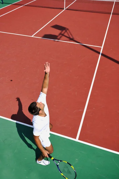 Ung Man Spela Tennis Utomhus — Stockfoto