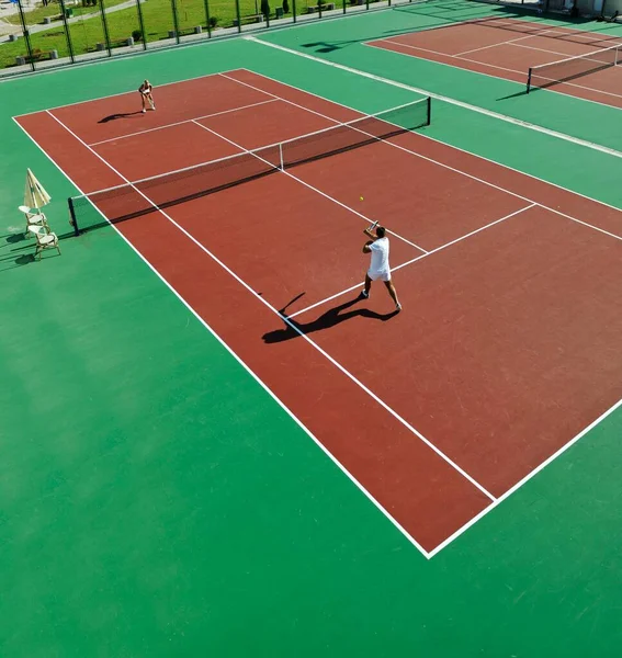 幸せな若いカップルは屋外テニスのゲームをプレイします — ストック写真