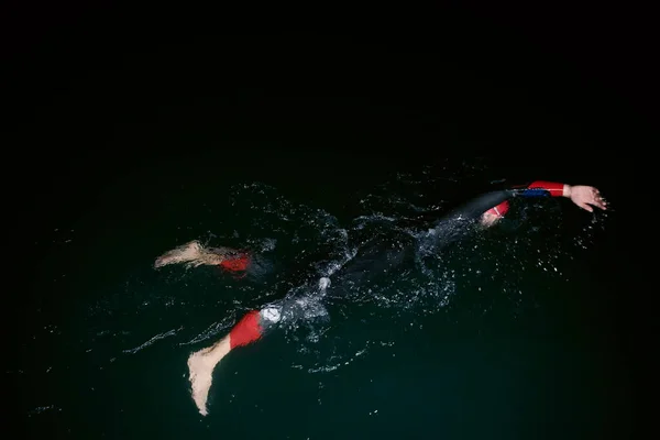 Athlète Triathlon Nageant Dans Nuit Noire Portant Une Combinaison — Photo