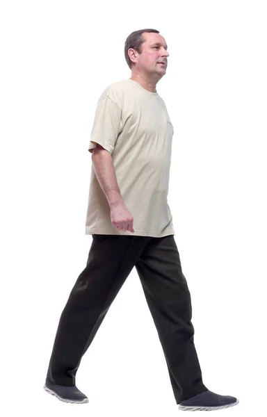 完全成长中 穿着轻便T恤衫大步向前走的男人 — 图库照片