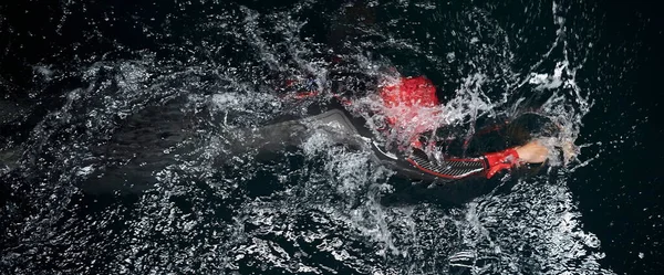 Triathlet Schwimmt Dunkler Nacht Neoprenanzug — Stockfoto