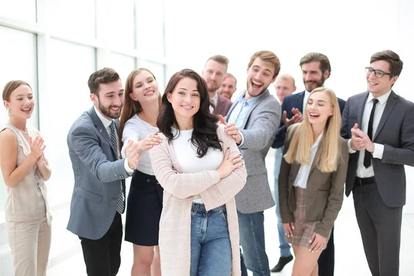 若いリーダーを称賛する幸せなビジネスチームは — ストック写真