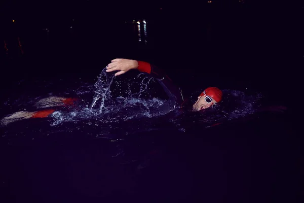 Triathlon Atleta Pływanie Ciemnej Nocy Kombinezonie — Zdjęcie stockowe