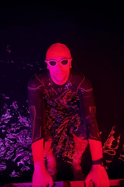 Autentyczny Triatleta Pływak Mający Przerwę Podczas Ciężkiego Treningu Nocnym Świetle — Zdjęcie stockowe