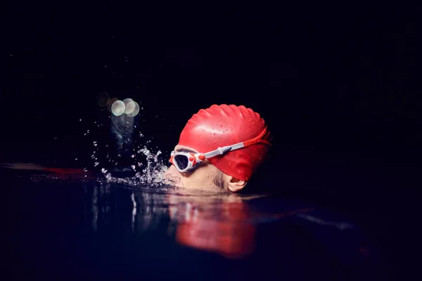Аутентичный Триатлонист Занимающийся Плаванием Время Тяжелой Тренировки Ночью — стоковое фото