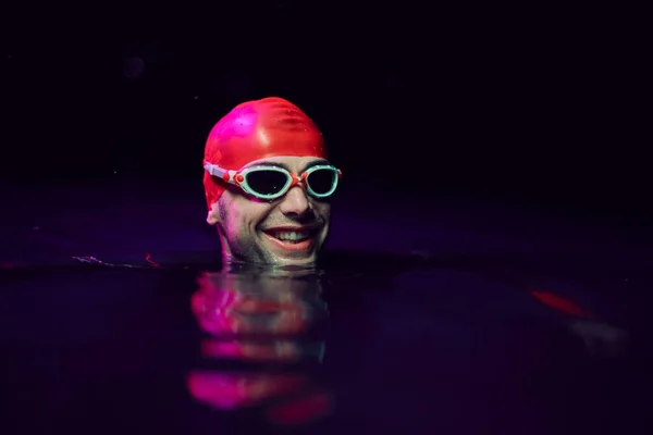 Autêntico Triatleta Nadador Tendo Uma Pausa Durante Treinamento Duro Noite — Fotografia de Stock