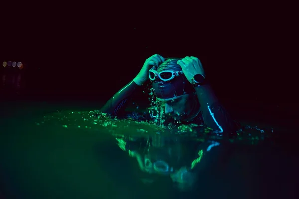 Autentikus Triatlonos Úszó Aki Szünet Alatt Kemény Edzés Éjszakai Neon — Stock Fotó