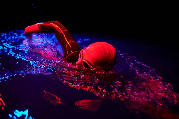 Igazi Triatlon Atléta Úszás Sötét Éjszakában — Stock Fotó