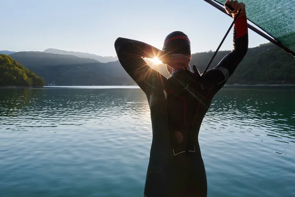 陸上競技選手が湖で水泳の練習を始め — ストック写真