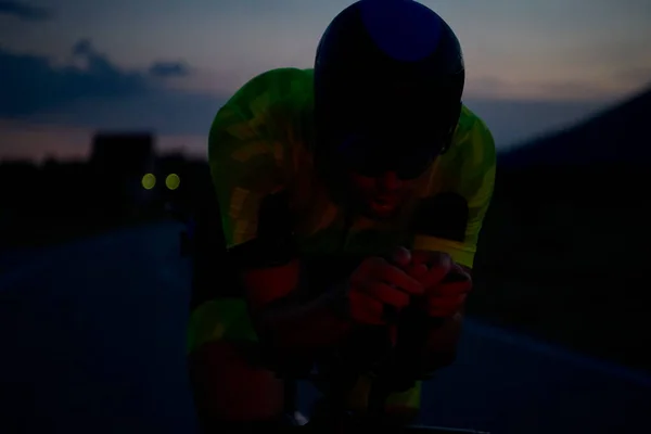 Triatlon Atleet Rijden Fiets Nachts — Stockfoto