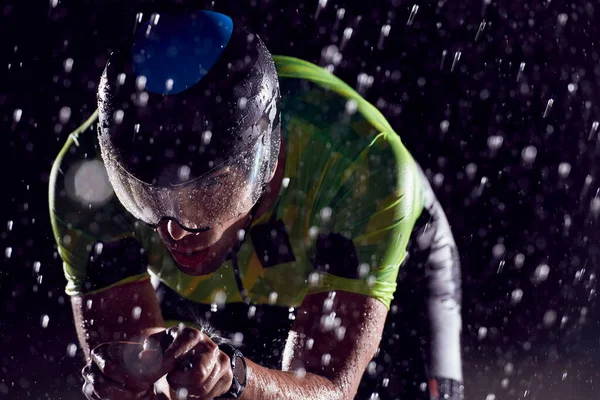 Triatlon Atleet Rijden Fiets Snel Regenachtige Nacht — Stockfoto