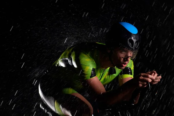 Triatlón Atleta Montar Bicicleta Rápido Noche Lluviosa — Foto de Stock