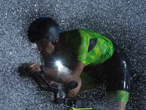 Triatlon Atleet Paardrijden Fiets Regenachtige Nacht — Stockfoto