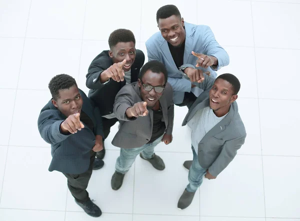 Groep Succesvolle Jongeren Die Naar Camera Kijken — Stockfoto