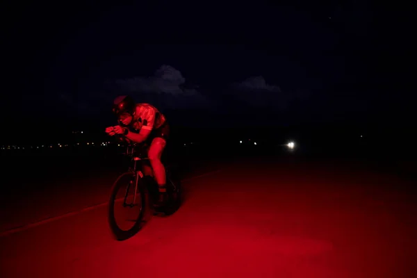 Triatlo Atleta Andar Bicicleta Rápido Noite — Fotografia de Stock