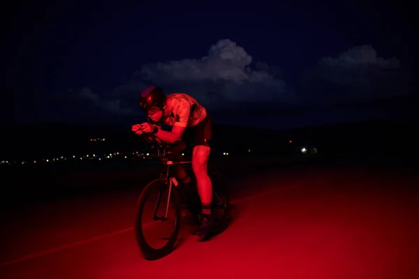Triathlon Atleta Sella Alla Bici Veloce Notte — Foto Stock