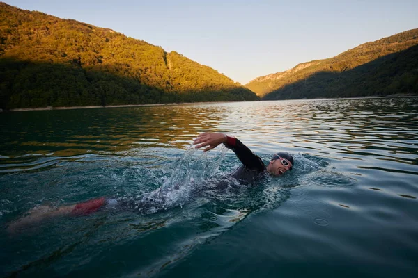 Atleta Triatlo Nadando Lago Nascer Sol Vestindo Roupa Mergulho — Fotografia de Stock