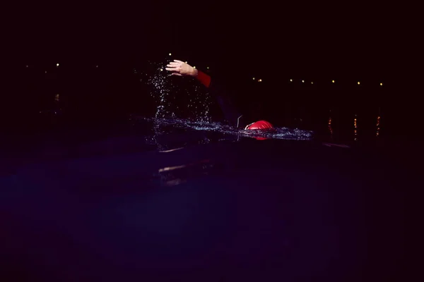 Triatlon Atlet Plavání Tmavé Noci Sobě Neoprén — Stock fotografie