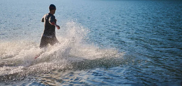 三项全能运动员在湖上开始游泳训练 — 图库照片