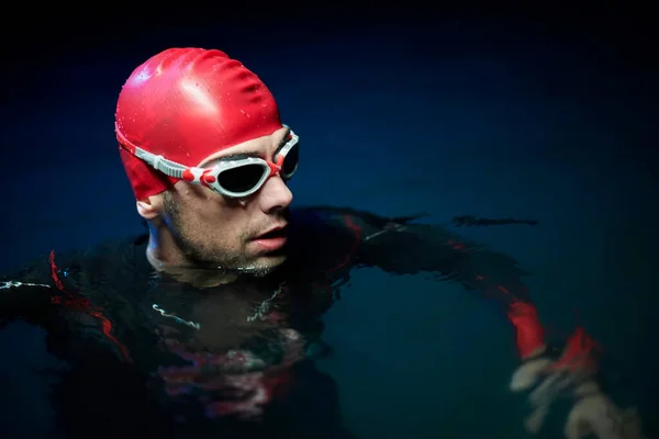 Authentieke Triatleet Zwemmer Met Een Pauze Tijdens Harde Training Nacht — Stockfoto