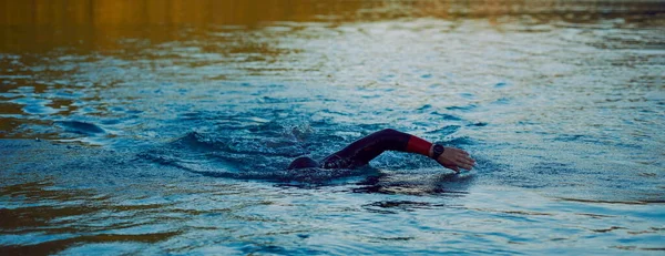Triatlon Atléta Úszás Tavon Napkeltekor Búvárruhában — Stock Fotó