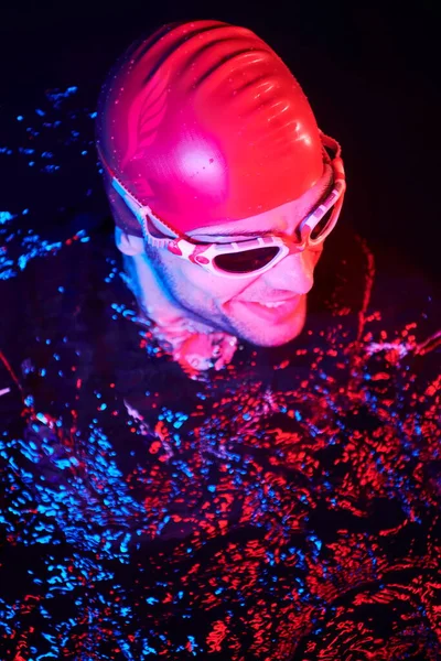 Autentický Triatlonista Plavec Přestávkou Během Tvrdého Tréninku Noční Neon Gel — Stock fotografie