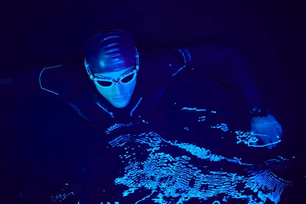 Authentischer Triathlet Schwimmt Bei Hartem Training Mit Nächtlichem Neongellicht Eine — Stockfoto