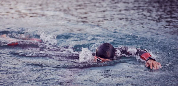 Triatlon Atlet Plavání Jezeře Při Východu Slunce Sobě Neoprén — Stock fotografie