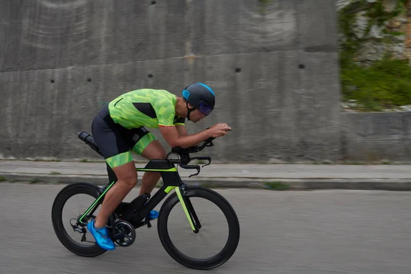Sabah Antrenmanında Bisiklet Süren Triatlon Sporcusu — Stok fotoğraf