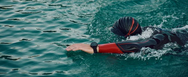 Спортсмен Тріатлону Який Плаває Озері Сході Сонця Гідрокостюмі — стокове фото