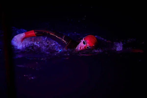 Реальний Тріатлон Спортсмен Плаває Темну Ніч — стокове фото