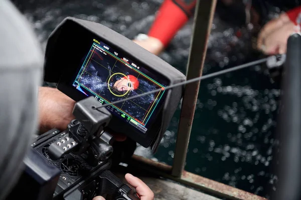 Видеооператор Снимает Ночью Триатлониста Плаванию — стоковое фото