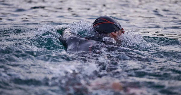 Atleta Triatlón Nadando Lago Amanecer Usando Traje Neopreno — Foto de Stock