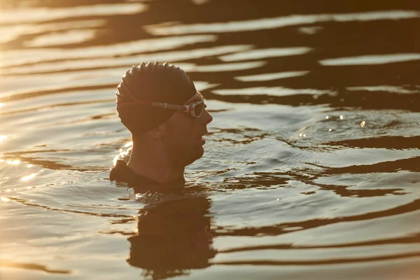 ハードトレーニング中に休憩中のトライアスリート水泳 — ストック写真
