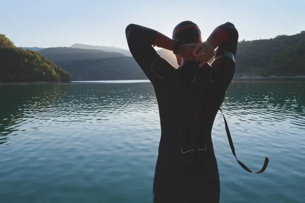 Αθλητής Τριάθλου Που Αρχίζει Προπόνηση Κολύμβησης Στη Λίμνη — Φωτογραφία Αρχείου