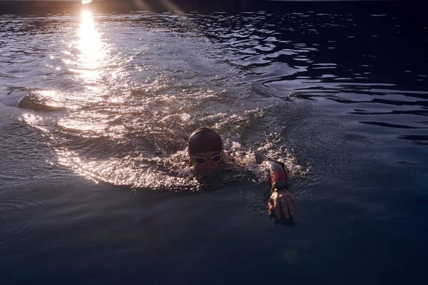 Атлет Триатлон Плавает Озере Восходе Солнца Гидрокостюме — стоковое фото