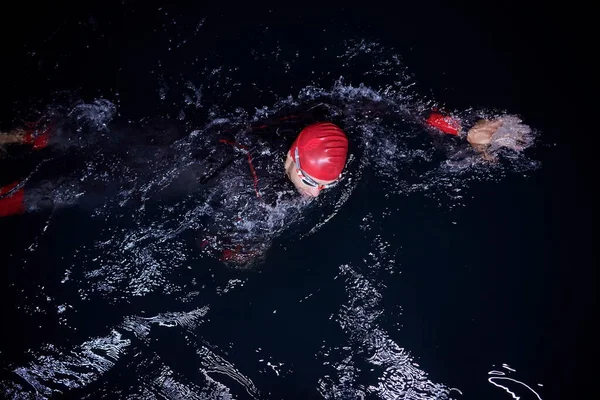 Triathlon Idrottare Simma Mörk Natt Bär Våtdräkt — Stockfoto