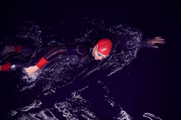 Спортсмен Тріатлону Який Плаває Темну Ніч Гідрокостюмі — стокове фото