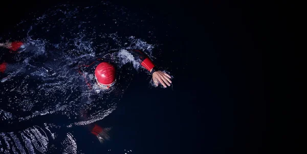 Атлет Триатлона Плавает Темную Ночь Гидрокостюме — стоковое фото
